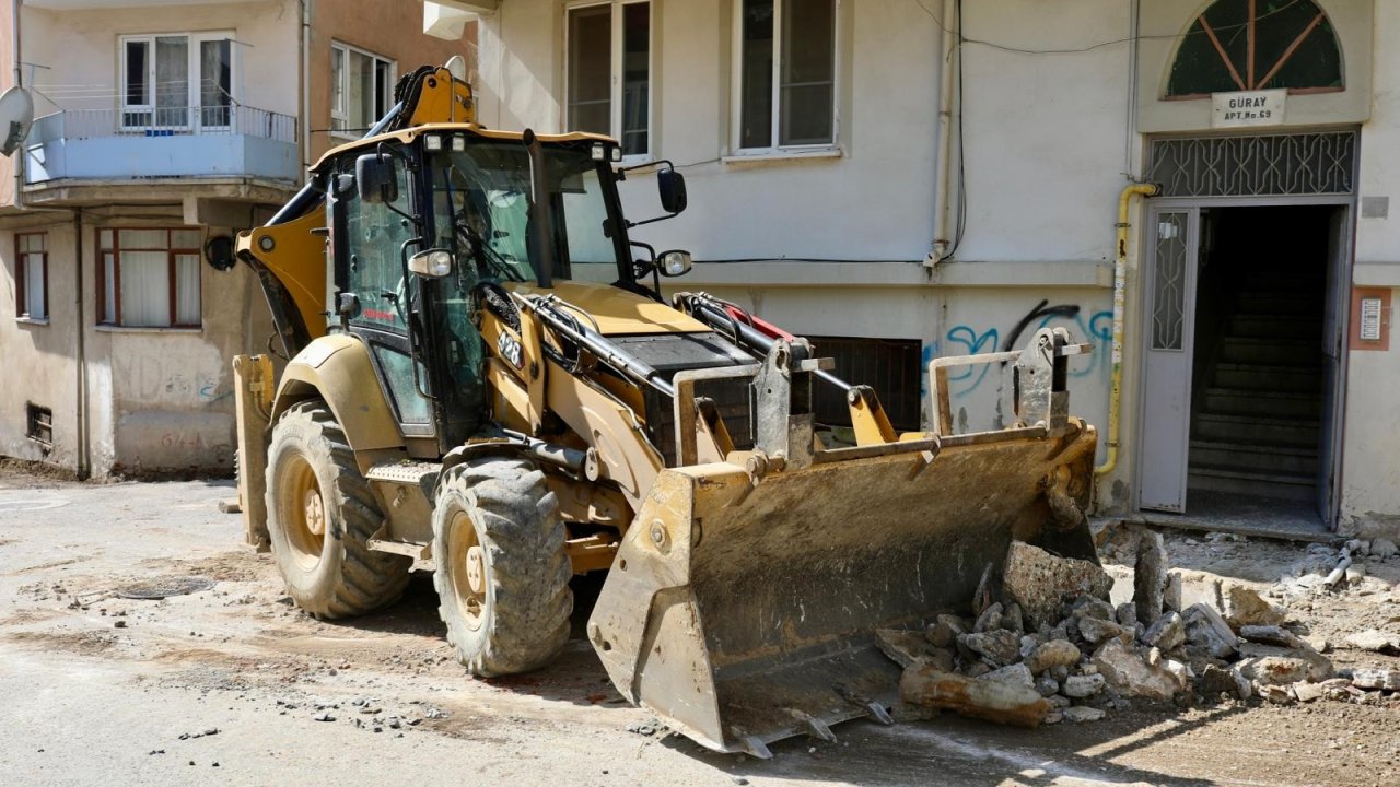 Gemlik Belediyesi Alemdar Caddesi’nde kaldırım düzenleme çalışması başlattı