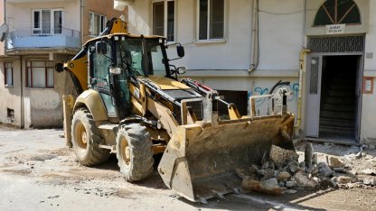 Gemlik Belediyesi Alemdar Caddesi’nde kaldırım düzenleme çalışması başlattı