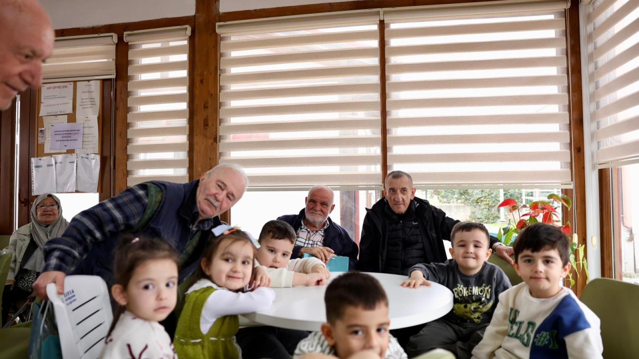 Gemlik’te öğrenciler huzur evi sakinlerini ziyaret etti