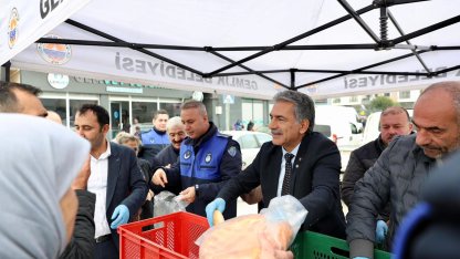 Gemlik’te vatandaşlara pide ikramı