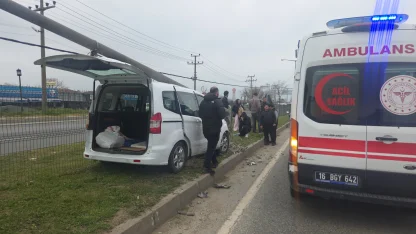 Hafif ticari araç refüjdeki aydınlatma direğine çarptı; 2 yaralı