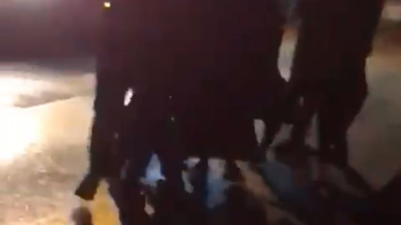 Hasarlı kaza sonrası sürücünün darbedildiği anlar kamerada