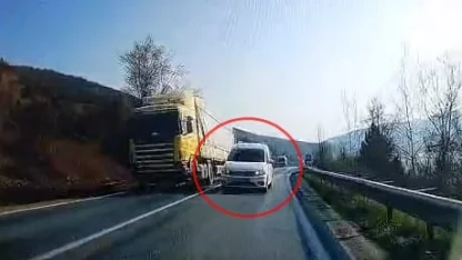 Hatalı sollama yapan sürücü kazaya yol açıyordu; o anlar kamerada
