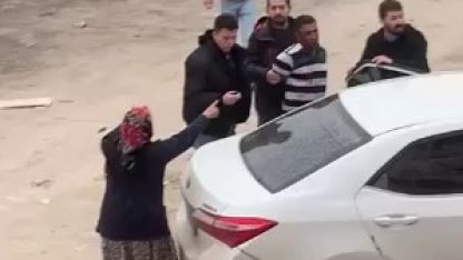 Hükümlüyü yakalamaya giden polise direndiler