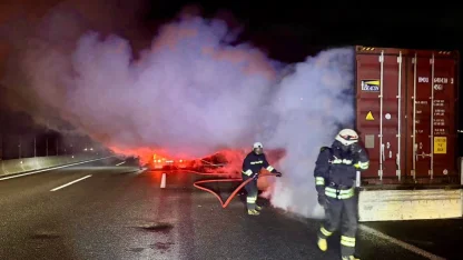 Hurda kağıt yüklü TIR’ın dorsesi yandı