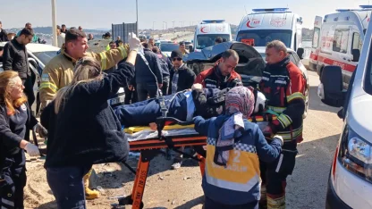 İki otomobil çarpıştı; 6 yaralı