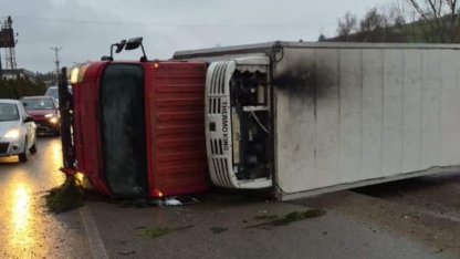 İnegöl'de fabrika duvarına çarpan kamyon devrildi; 2 yaralı