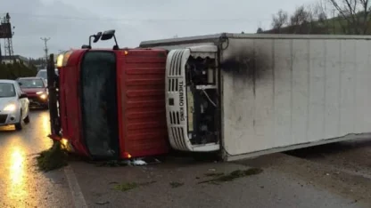 İnegöl'de fabrika duvarına çarpan kamyon devrildi; 2 yaralı