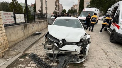 İnegöl’de iki otomobil çarpıştı; 1’i çocuk 5 yaralı