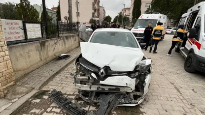 İnegöl’de iki otomobil çarpıştı; 1’i çocuk 5 yaralı