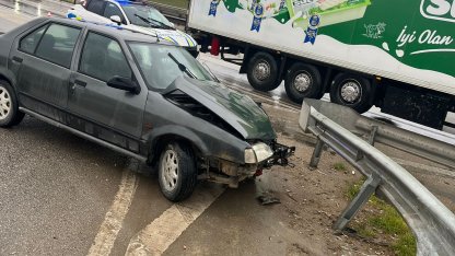 İnegöl’de kavşaktaki bariyerlere çarpan otomobilin sürücüsü yaralandı