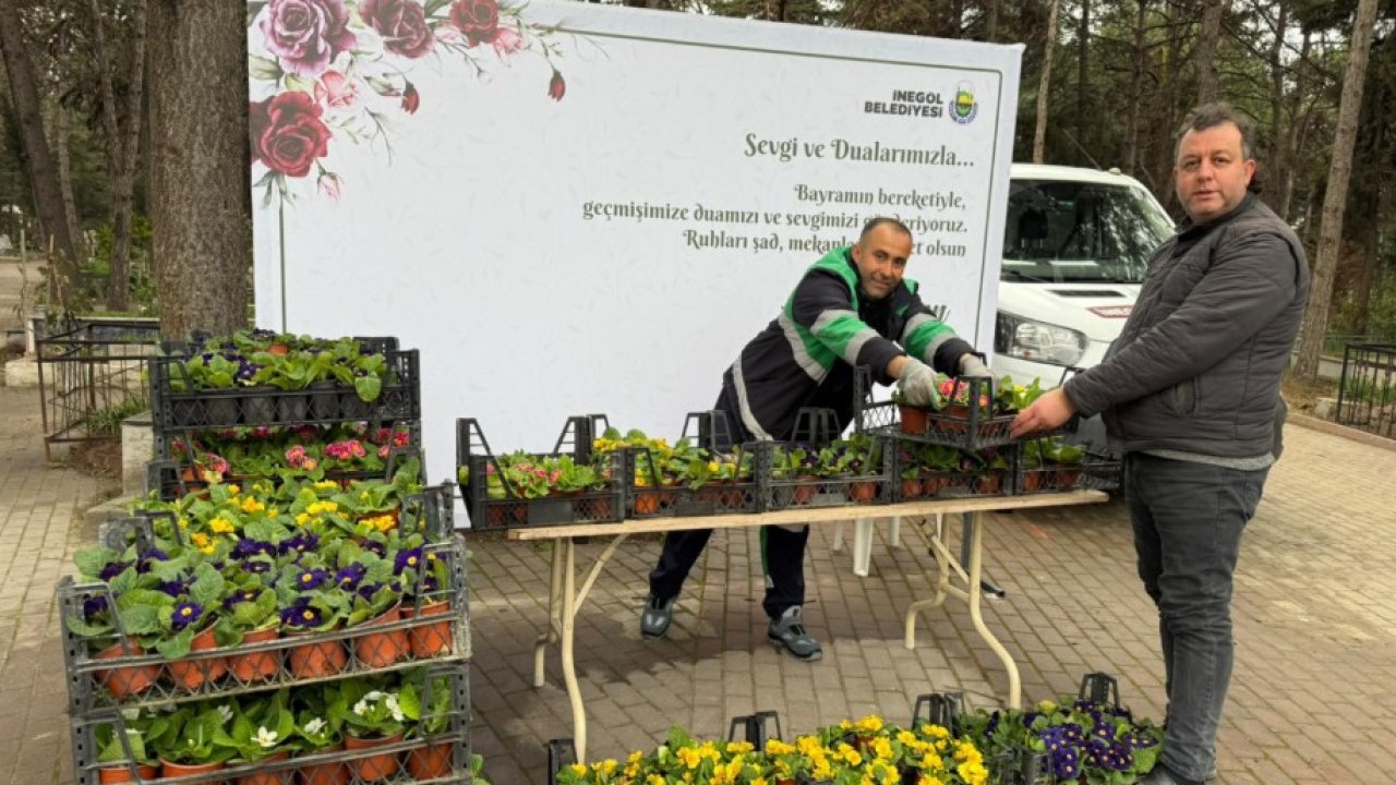 İnegöl’de mezarlık ziyaretine gelen vatandaşlara 9 bin adet çiçek dağıtıldı