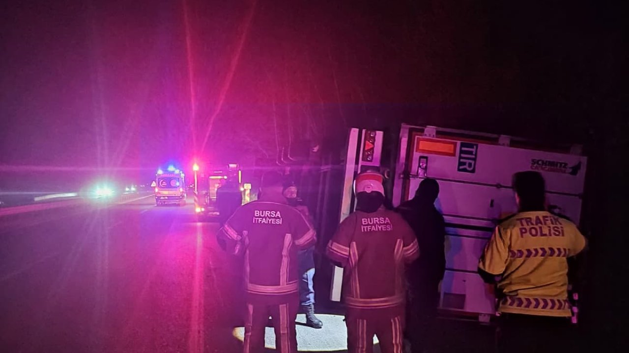 İnegöl’de patates yüklü TIR devrildi