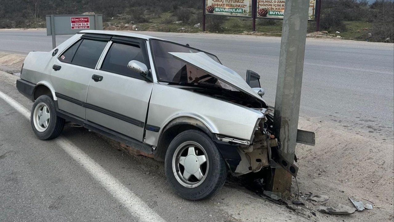 İnegöl’de refüjdeki tabela direğine çarpan otomobilin sürücüsü yaralandı