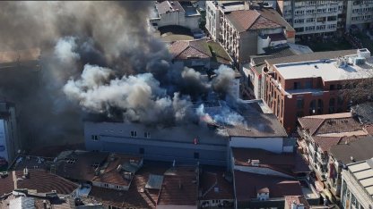 İş merkezinin deposunda çıkan yangında 2 kişi dumandan etkilendi