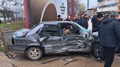 Kamyonet ile otomobil çarpıştı; 2'si bebek 9 yaralı