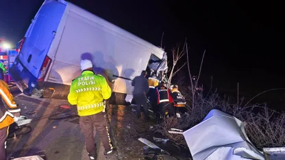 Kamyonet TIR’a arkadan çarptı: 2 ölü, 1 yaralı