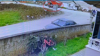 Kamyonetle çarpışan motosikletteki 2 kişi yaralandı; kaza anı kamerada