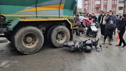 Kavşakta kamyonla çarpışan motosiklete iki kişi yaralandı