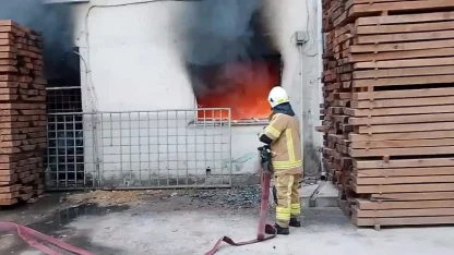 Kereste deposundaki yangını söndürmeye çalışırken yaralandı