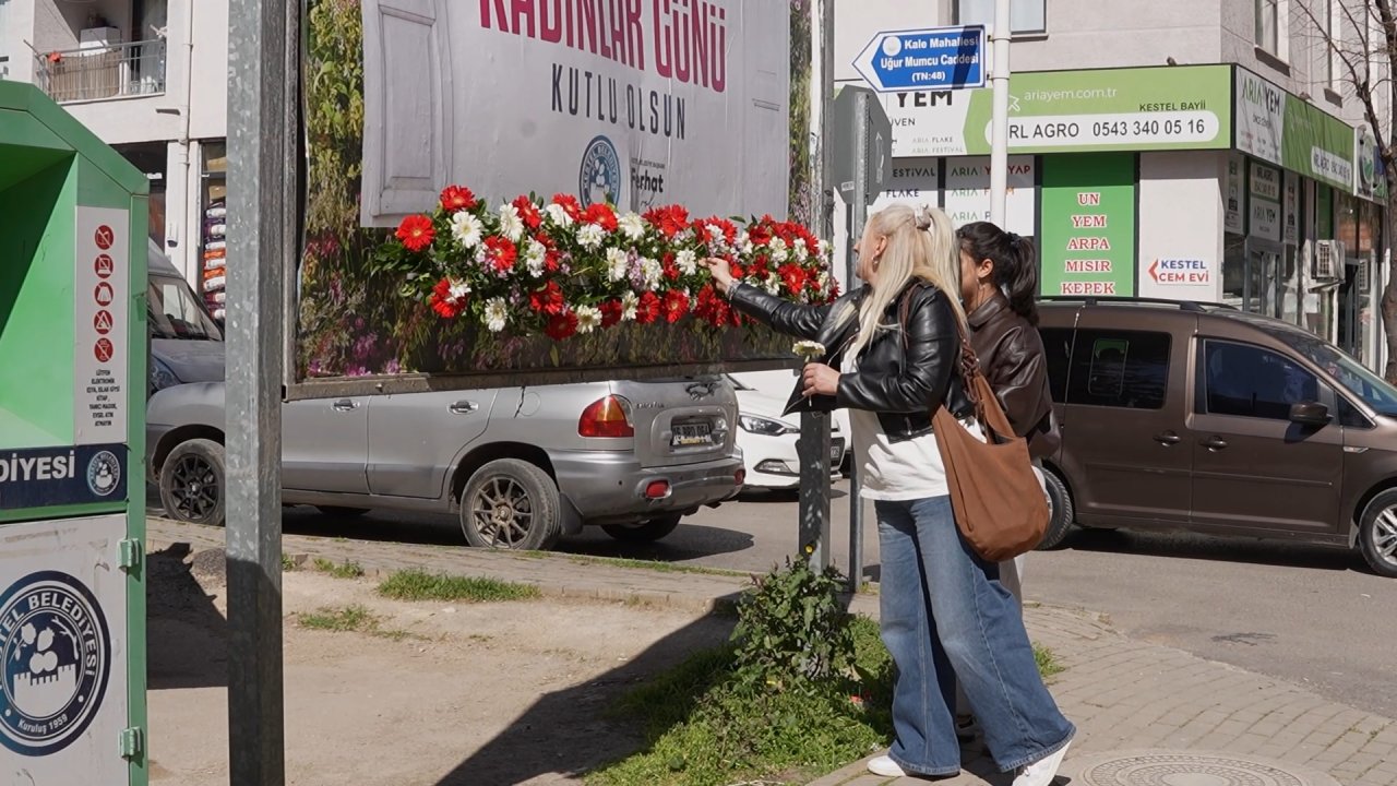 Kestel’de kadınlara 8 Mart’a özel çiçek sürprizi