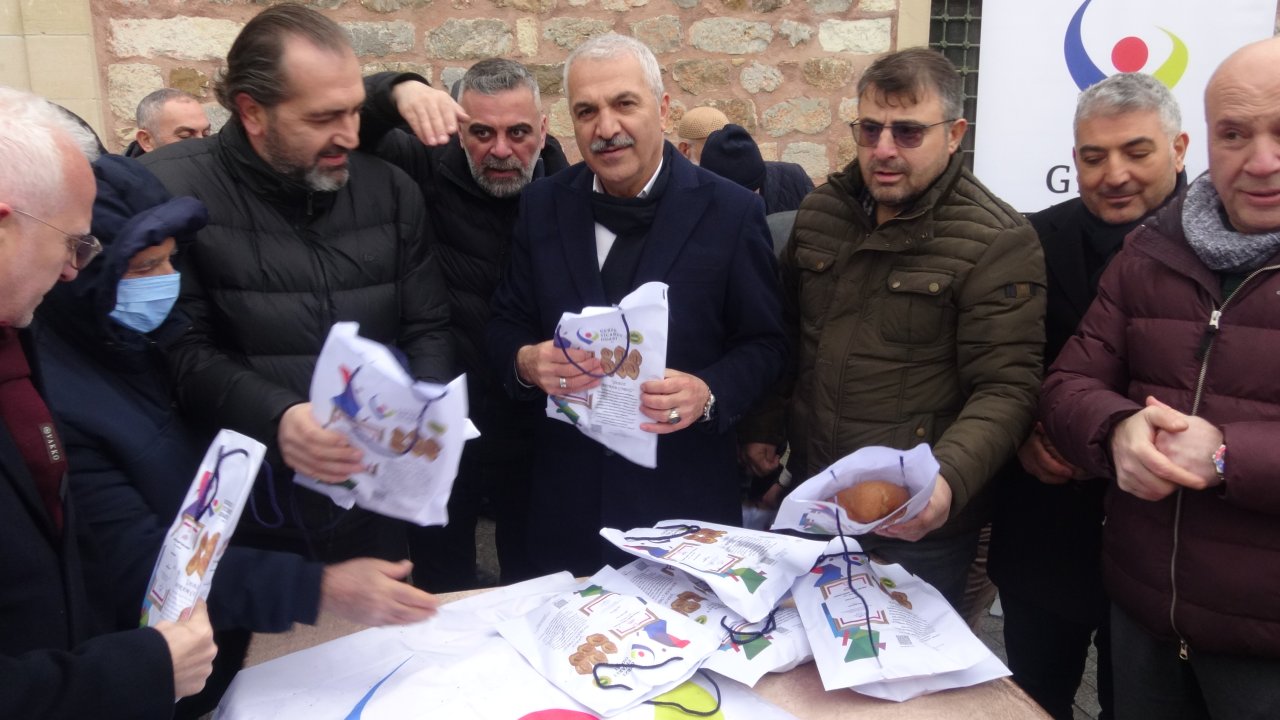 Kocaeli'de, arife gününe özel pişirilen bayram çöreği ikram edildi