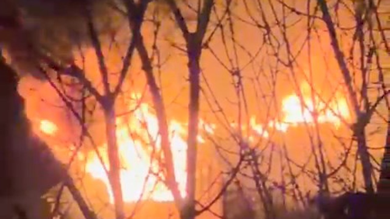 Kocaeli’de binanın çatı katı yandı