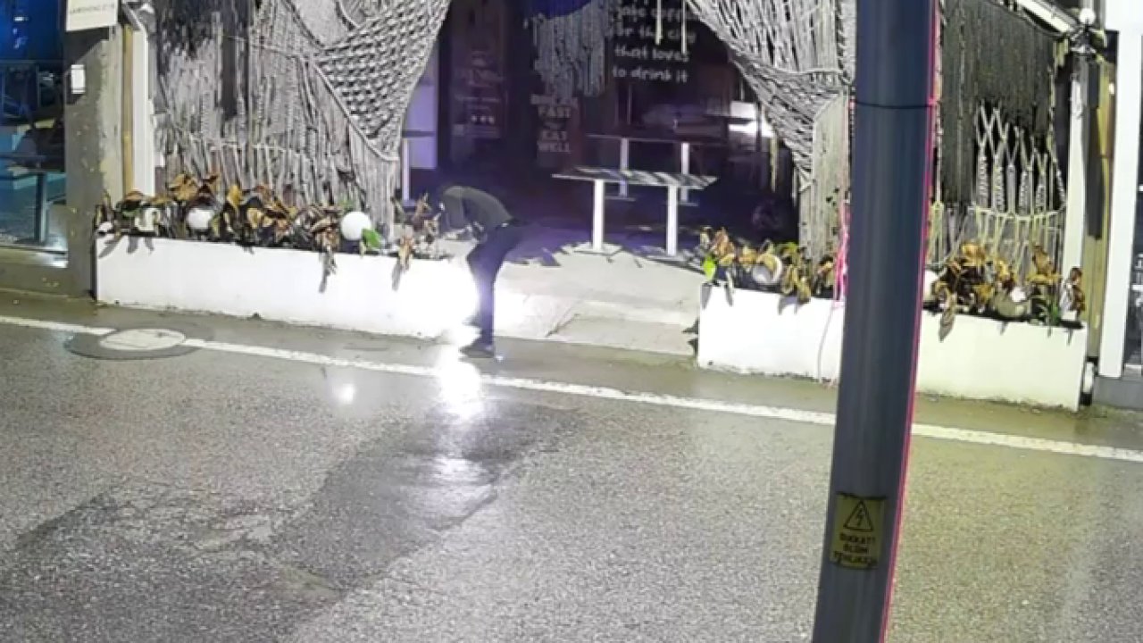 Kocaeli'de kafenin kundaklandığı anlar kamerada