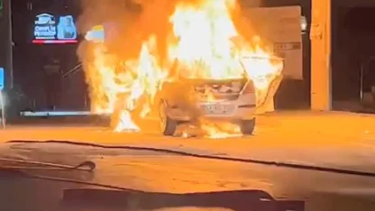 Kocaeli’de otomobil alev alev yandı