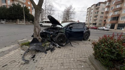 Kontrolden çıkan otomobil, yol kenarındaki ağaca çarptı