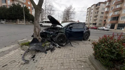 Kontrolden çıkan otomobil, yol kenarındaki ağaca çarptı