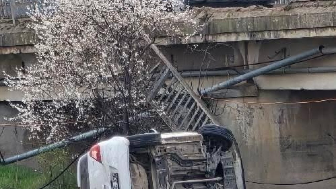 Köprüden dere yatağına düşen hafif ticari aracın sürücüsü yaralandı