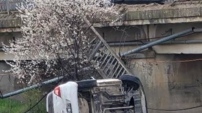 Köprüden dere yatağına düşen hafif ticari aracın sürücüsü yaralandı