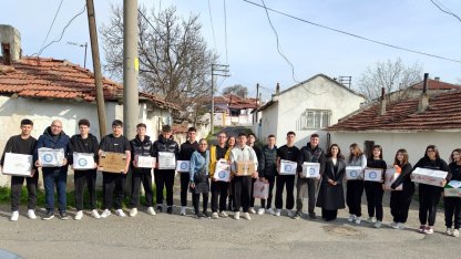 Lise öğrencileri harçlıklarıyla hazırladıkları ramazan kolilerini, ihtiyaç sahiplerine dağıttı