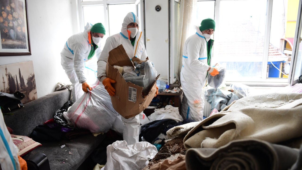 Mahkeme kararıyla boşaltılan evden 4 kamyon atık çıkarıldı