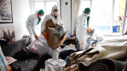 Mahkeme kararıyla boşaltılan evden 4 kamyon atık çıkarıldı