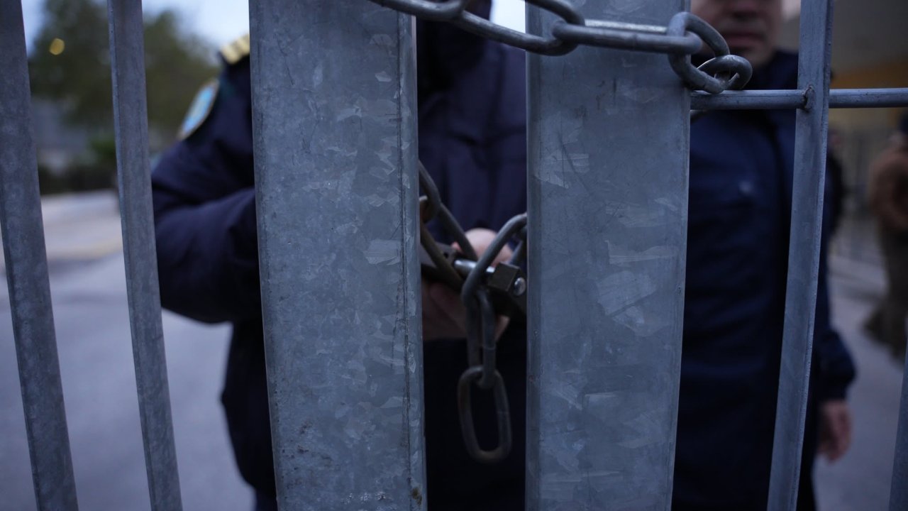 Midilli Adası’nda mahsur kalan Türk turisler yurda döndü