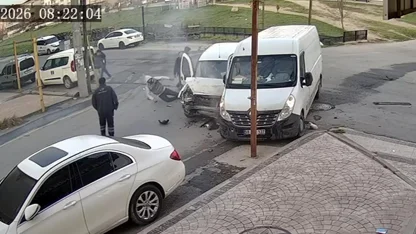 Minibüs ile hafif ticari aracın çarpıştığı kaza kamerada; 4 yaralı