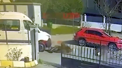 Minibüs ile motosikletin çarpıştığı kaza kamerada: 2 yaralı