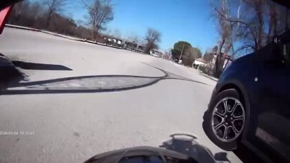 Motosiklet ile hafif ticari aracın çarpıştığı kaza kamerada; 2 yaralı