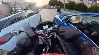 Motosikletiyle 2 aracın arasından geçmeye çalışan kurye kaza yaptı