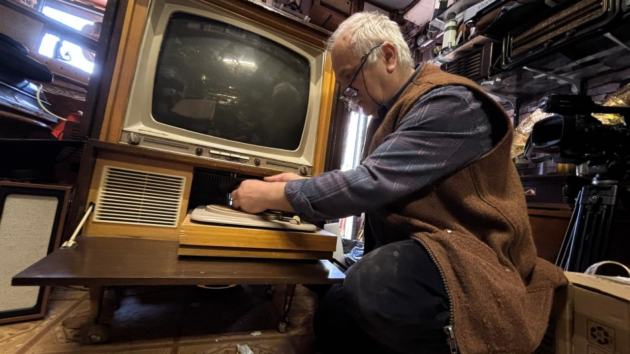 'Nostalji doktoru', 40 yıldır tamirini yaptığı antika radyolara yeniden ses veriyor