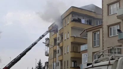 Ocakta unutulan yemek yangına yol açtı
