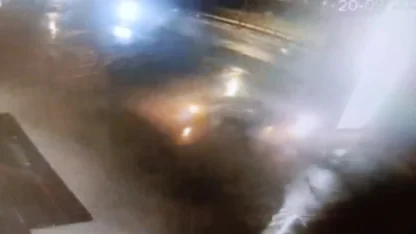 Otomobil beton reklam panosuna çarptı: 1 ölü