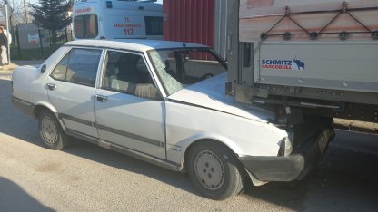 Otomobil park halindeki TIR’a çarptı: 1 yaralı