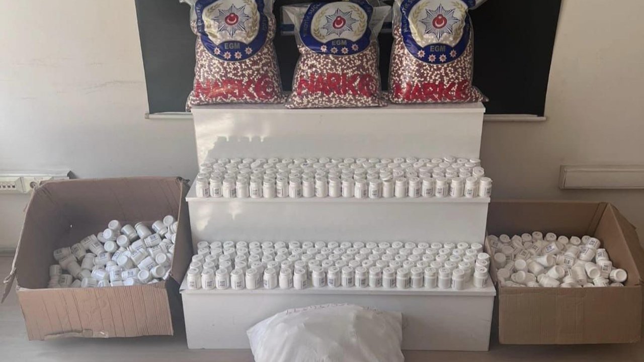 Otomobilde 52 bin 959 adet sentetik hap ele geçirildi; 2 tutuklama