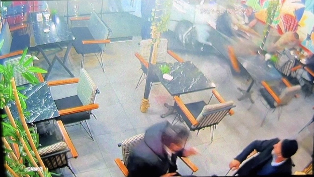 Otomobilin kafeye girdiği kaza kamerada: 2 yaralı