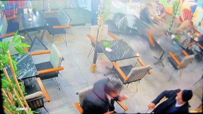 Otomobilin kafeye girdiği kaza kamerada: 2 yaralı