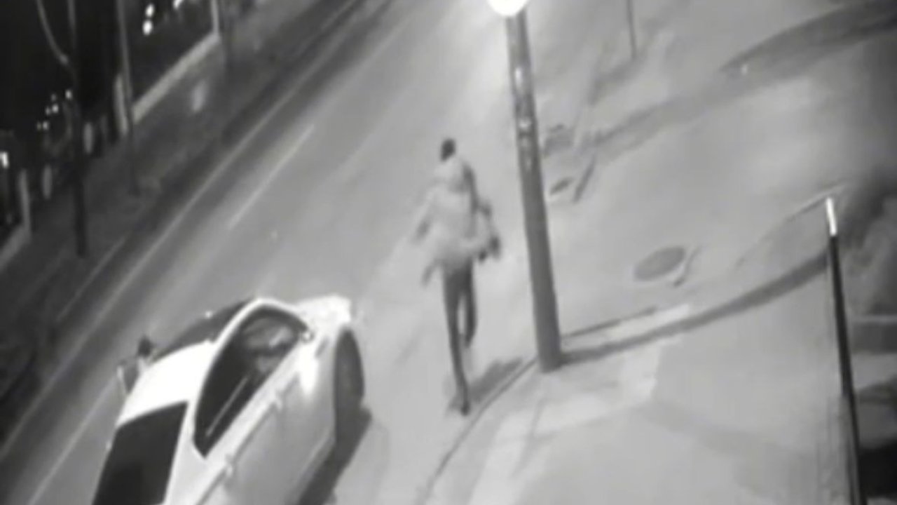 Otomobilin, park halindeki TIR’ın altına girdiği kaza kamerada