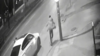 Otomobilin, park halindeki TIR’ın altına girdiği kaza kamerada